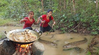 Survival in forest, Catch fish in the rainforest for survival food, Fish hot spicy curry for lunch