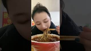 丰盛的卤味鸡腿与酸辣粉，美味在眼前！#酸辣粉的好吃做法 #舌尖上的美食 #吃货日常 #好物在橱窗里购买