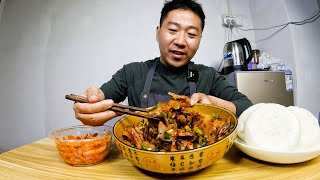 小哥下班拌一份麻辣猪头肉，配着白馒头吃，真香