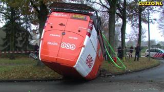 Bestelbus op de kop op de Brinkenweg in Emmen.