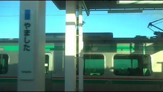 運転が再開して新たに建設された山下駅に到着する常磐線下りE721系の車窓