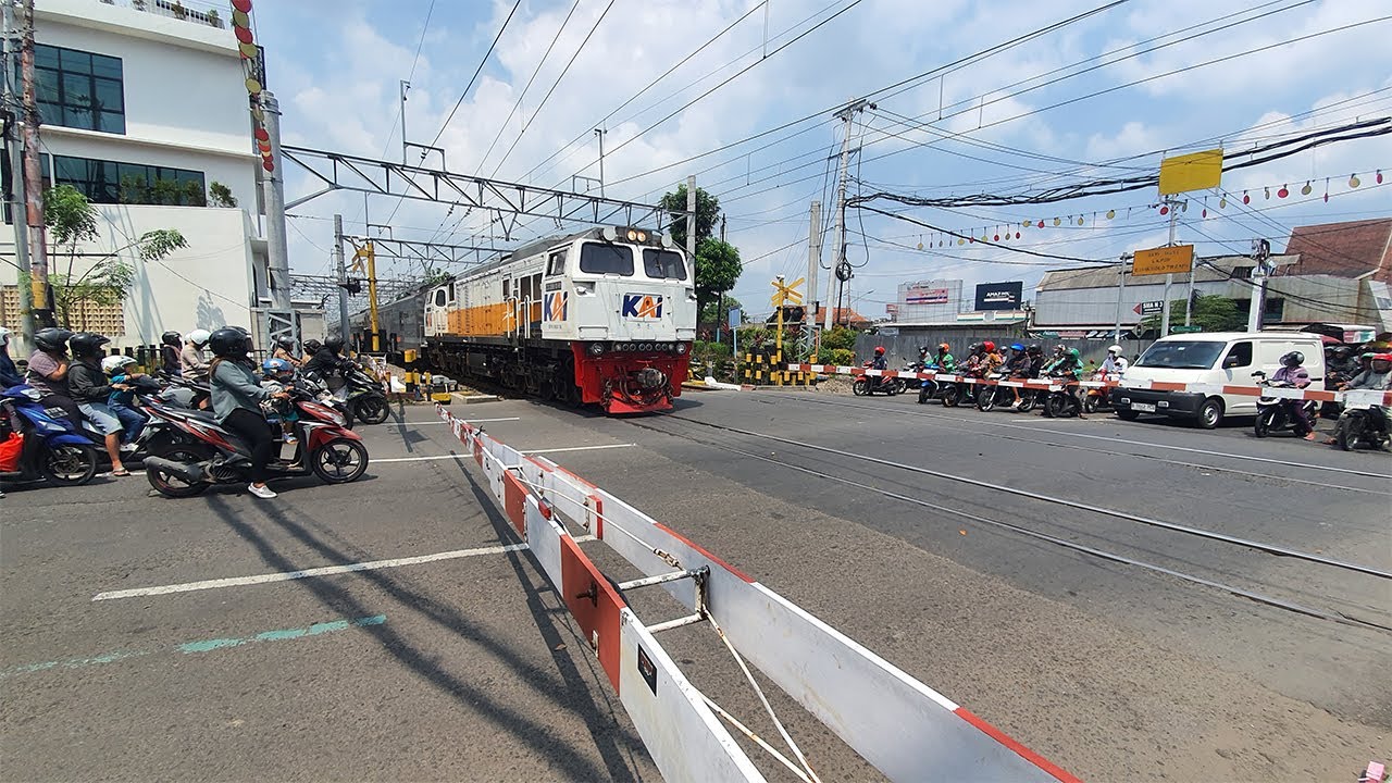 Perlintasan Kereta Api Stasiun Solo Jebres - YouTube