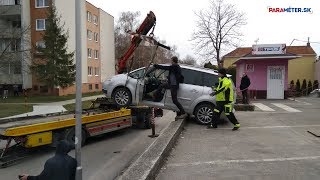 Autómentő segített a magas padkáról leugrató kocsin