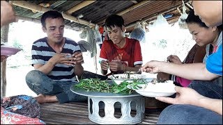 แกงหน่อไม้ใส่เห็ดเฟือง #กินข้าวเที่ยง / ແກງໜໍ່ໄມ້ໃສ່ເຫັດເຟືອງ ກິນເຂົ້າ