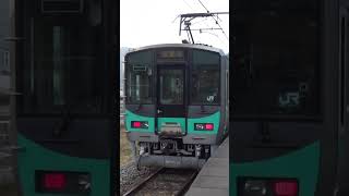 加古川線の谷川駅に停車している125系