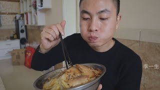 腊肉白菜炖粉条，李涛娃整了一盆米饭拌着，大口吃着过瘾