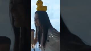 迪丽热巴       “忽而已是夏           倒数见面的日子里         云朵柔软   天空湛蓝             满世界花朵新鲜”“今年的夏天 也想和你继续环游世界