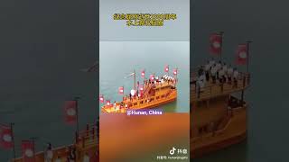 中国湖南省汨罗江:端午节水上祭祀屈原/ China- Hunan province- Miluo river: Duanwu Festival, water sacrifices to Qu Yuan