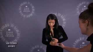 NICKI MINAJ DOES INTERVIEW IN MALFUNCTIONING 2014 MTV VIDEO MUSIC AWARDS DRESS