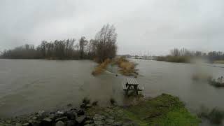 hoogwater bij de licht op stand