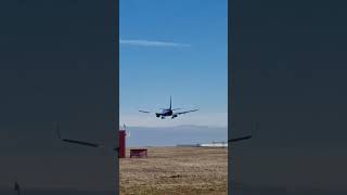 Ryanair b737 overhead arrival at Prague Airport! #planespotting #landing #aviation