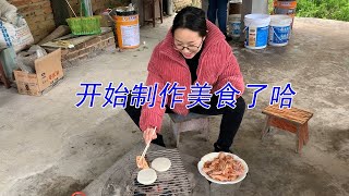 趁秋子不在家，娜娜和丫头哥霸占她家厨房，烤糍粑鸡翅真热闹