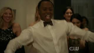 iZombie S05E12 - Clive shows his dancing skills