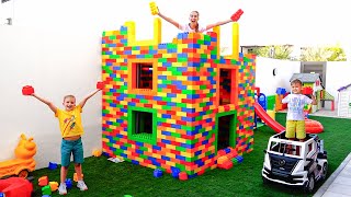 Vlad y Niki construyen una casa de juegos para niños y mamá los ayuda