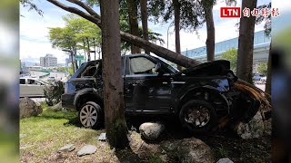 嘉義市休旅車失控衝進分隔島撞樹 路人驚「怎麼撞的？」