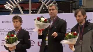 Vassily Ivanchuk playing checkers during the award ceremony (2016)