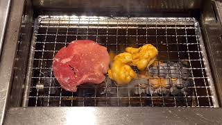 ただ焼肉屋で肉を焼くだけの動画