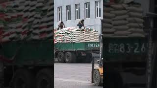 神秘朝鲜：朝鲜的货车在中国装粮食运回国Mysterious North Korea: North Korean trucks transport food back to China