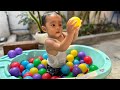 MANDI BOLA DAN MENGENAL WARNA