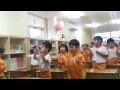 子どもたちが歌に合わせて英語レッスン！保育園のうちからみんなで上手に英会話！