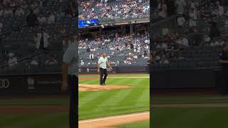 Yankees legend & now advisor Andy Pettitte throws out the 1st pitch ahead of Subway Series #shorts