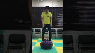 Balance ball【小学生中学生向け】バランスボールに立つ・体幹バランストレーニング　#shorts