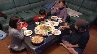 【 塩鯖の天ぷら・子和え豆腐・浅漬けよ焼肉のパスタ 】 家族ごはん食べる。Dinner scenery of Japanese family