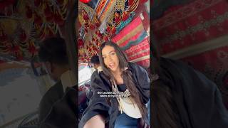 تجربه فرهنگ مینی‌بوس افسانه‌ای کراچی… و این دیوانه‌کننده است 🤯 #پاکستان #کراچی #سفر