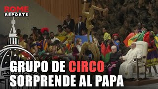 Un grupo de circo sorprende al papa Francisco