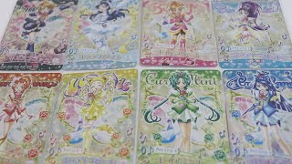 プリキュアのデータカードダスのカードを見ながら当時の思い出を語る男