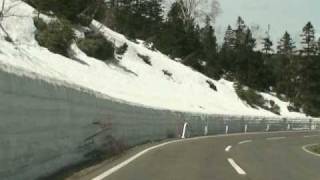 若葉と残雪の八幡平アスピーテライン（2008-5-7 岩手県）