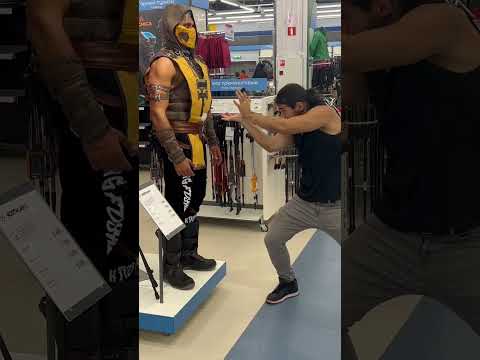 Batalla entre escorpión y culturista en Mortal Kombat