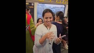 మెట్రోలో డ్రీమ్ గర్ల్ || Actress Hema Malini takes the Mumbai Metro, commuters in shock, Viral Video