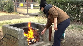 焼き芋を焼く男の動画