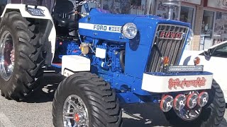 UNBELIEVABLE! Tractor in Canadian Plaza Parked - Beautiful...! 😍😍😍