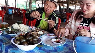 กินหอยริมเขื่อนกับสาวๆ เมาน้ำเขียว 😄 บรรยากาศดีสุดๆ. | ແວະກິນຫອຍ ໜ້າເຂື່ອນ ສຸຍ