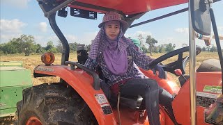 หญิงสาว23👍ขับรถไถ 🚜l5018 อัดฟางกลางทุ่งที่บุรีรัมย์ 🌾มากด่วยความสามารถจริงๆ✅️💢💯