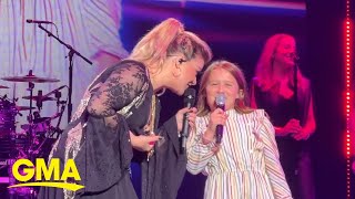 Watch Kelly Clarkson sing 'Heartbeat Song' with daughter at Las Vegas show | GMA