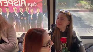 Klapa Rišpet u autobusu djeli ruže ususret koncertu za Dan žena