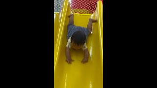 大きめのすべり台を全く怖がらない赤ちゃん　A baby who is not afraid of a large slide at all【11カ月赤ちゃん】