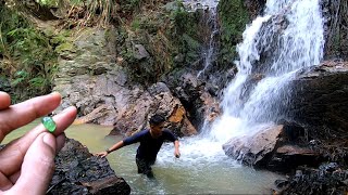 PANEN BATU PERMATA AIR TERJUN PEGUNUNGAN DI DALAM HUTAN SUMATERA - GEMS HUNTER