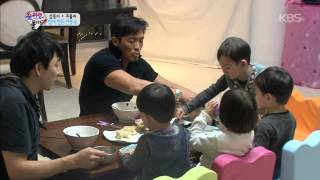 [HIT] 슈퍼맨이 돌아왔다 - 삼둥이-추사랑 김 먹방...만둣국 놔두고 '김에만 손이가'. 20150215