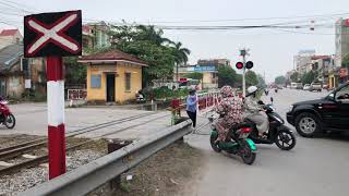 베트남 하노이 북동부 박장 시 철도건널목 Railroad crossing in Bắc Giang city, northeastern Vietnam