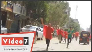 بالفيديو.. مسيرة إخوانية ترتدى سترات حمراء وتحمل \