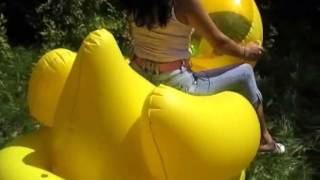 JE 014 Deflating a inflatable duck