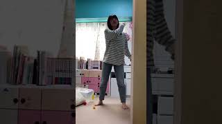 顔に落書きしてYouTubeみながら運動してる人と走って来るちっこいおっさん😂　#Shorts funny prank🤣🤣✨