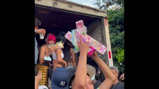 Malu Trevejo, La Perversa y La Baby Regalando Juguetes En BArrio RD