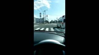 後ろから救急車が来てるのに道を譲らないトレーラー