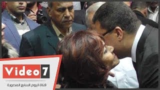 بالفيديو.. عمرو الليثى يبكى عند ظهور الفنانة ماجدة في عزاء والده ويقبل رأسها