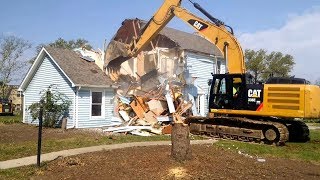 EXCAVATOR MENGHANCURKAN RUMAH BAGAIKAN KERUPUK | CAT 336E